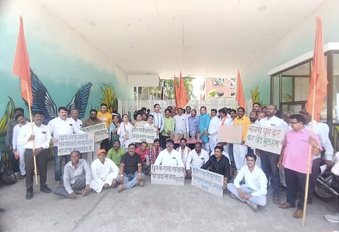 धुळे : महानगरपालिकेच्या प्रवेशद्वारासमोर तीव्र निदर्शने करताना शिवसेनेच्या ठाकरे गटाचे पदाधिकारी व कार्यकर्ते. (छाया: यशवंत हरणे)