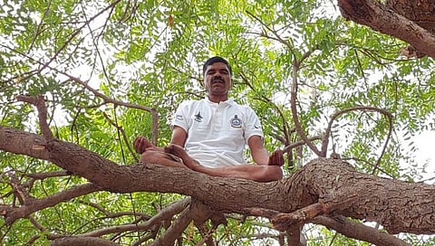 International Yoga Day : कडूलिंबाच्या झाडावर केला योगा, नाशिकच्या शिक्षकाची सर्वत्र चर्चा
