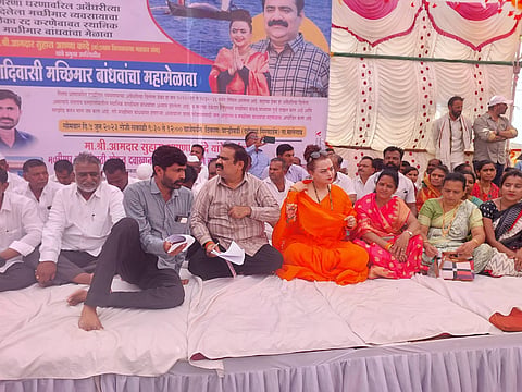 नांदगाव : मच्छीमार आदिवासी बांधव मेळावा दरम्यान व्यासपीठावर उपस्थित आमदार सुहास कांदे अंजुम कांदे यांसह उपस्थित शिवसैनिक तसेच मच्छीमार बांधव. (छाया : सचिन बैरागी)