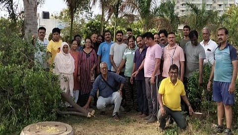 नाशिकरोड : अमृत उद्यानातील अमूल्य अशा चंदनाच्या वृक्षांची तिसऱ्यांदा चोरी झाल्याने संतप्त होऊन एकत्र जमलेले नागरिक. (छाया: उमेश देशमुख )