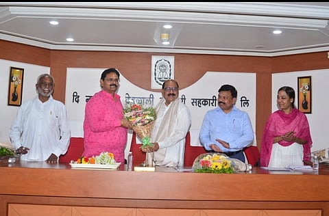 नाशिकरोड: अध्यक्ष दत्ता गायकवाड तर उपाध्यक्ष मनोहर कोरडे यांचा सत्कार करताना संचालक निवृत्ती अरिंगळे, सुनील आडके, रामदास सदाफुले, रमेश धोंगडे आदी. (छाया: उमेश देशमुख)