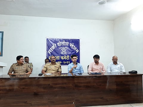 साक्री : येथील तहसील कार्यालयात झालेल्या शांतता समितीच्या बैठकीत बोलताना आयएएस सत्यम गांधी,शेजारी डॉ.रवींद्र शेळके, साहेबराव सोनवणे,साजन सोनवणे,रवींद्र देशमुख आदी. (छाया: अंबादास बेनुस्कर)