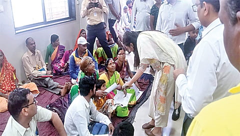 नाशिक : साधन सहाय निदान शिबिरात सहभागी लाभार्थ्यांना साधन सहाय वस्तूंचे वितरण करताना मान्यवर पदाधिकारी.