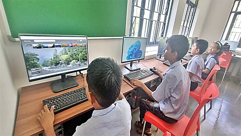 नाशिक : पायलट क्लासरूममध्ये संगणकावर शिक्षण घेताना मनपाचे विद्यार्थी