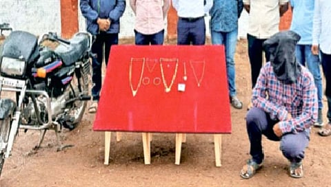दागिन्यांवर डल्ला