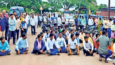 संगम माहुली फाटा येथे रास्ता रोको