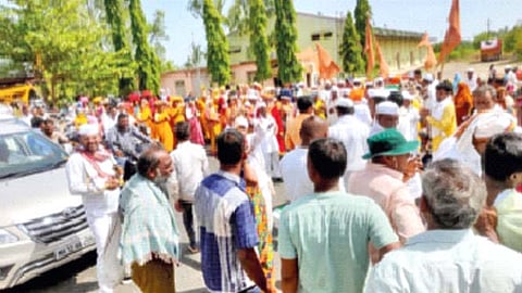 तांबमाळ येथे वारकर्यांनी पुणे-पंढरपूर मार्ग रोखून धरला होता.