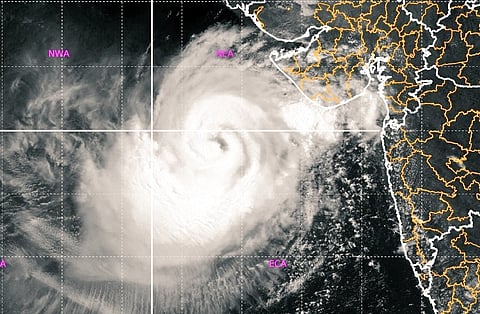 Cyclone Biparjoy | ‘बिपरजॉय’चा धोका; २० हजारांहून अधिक नागरिकांना सुरक्षितस्थळी हलवले