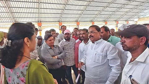 नाशिक : अधिकाऱ्यांना खुर्च्या अन् शेतकऱ्यांना सतरंजीदेखील नाही, किकवी धरणग्रस्तांचा बैठकीवर बहिष्कार