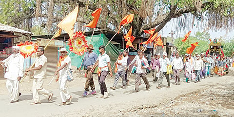 Ashadhi wari 2023 : टाळ, मृदुंग अन् हरिनामाने दुमदुमली गावे; नगर -सोलापूर मार्ग भगवेमय