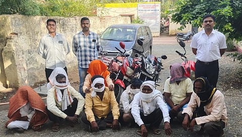 हिंगोली : कापडसिंगी येथे जुगार अड्ड्यावर छापा; नऊ आरोपींसह दोन लाखांहून अधिक मुद्देमाल जप्त