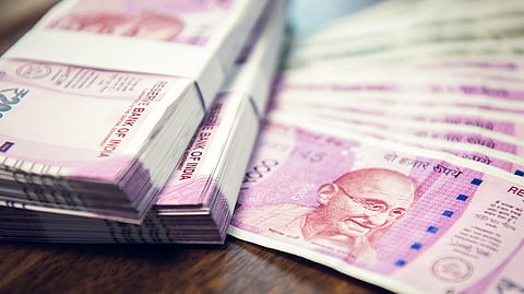 पुणे: दोन हजारांच्या नोटा खपवा ! पेट्रोल पंप, दुकानांमध्ये वाढला कॅश व्यवहार