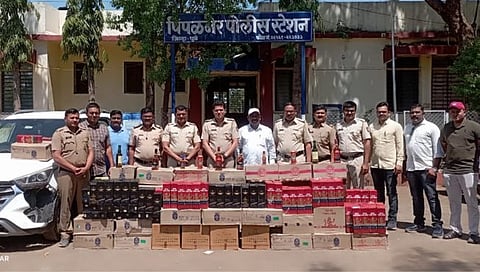 Nashik Crime : महाराष्ट्रातून गुजरातमध्ये विक्रीसाठी पाठवण्यात येणारा मद्यसाठा जप्त; कारचालक फरार