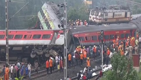 Odisha train derailment: …असा झाला ओडिशातील बालासोर येथे रेल्वेचा भीषण अपघात; मृतांचा आकडा २३३ वर; ९०० जखमी
