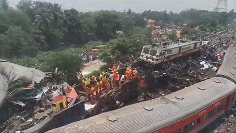 Odisha Train Accident Video : ओडिशा रेल्वे अपघात : काळजाचा थरकाप उडवणारा व्हिडिओ