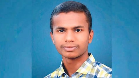 JEE Main Result 2023 : टेलरिंग व्यावसायिकाचा मुलगा जेईई मेन्समध्ये अव्वल!