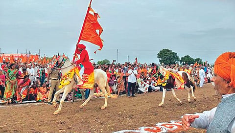 सोलापूर : ठाकूरबुवा रिंगण सोहळा लक्ष लक्ष नयनांनी अनुभवला
