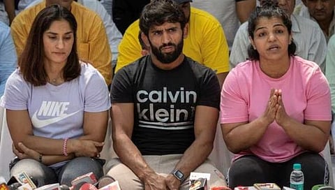 wrestlers protest : कुस्तीपटूंची आंदोलनातून माघार! साक्षी मलिक म्हणाली, रेल्वेत जबाबदारी पार पाडत आहे, लढाईतून…