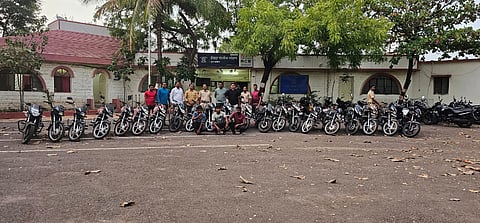 पुणे: चोरलेल्या २१ मोटार सायकलींसह तिघे जेरबंद अटक, इंदापूर पोलिस स्टेशन गुन्हे शोध पथकाची कामगिरी