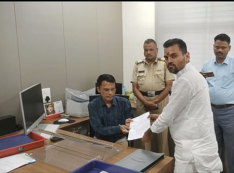नगर: नाट्यमय घडामोडीनंतर अखेर पारनेर नगराध्यक्ष विजय औटी यांचा राजीनामा