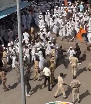 आळंदीत प्रस्थान सोहळ्यादरम्यान वारकरी – पोलिसांमध्ये धुमश्चक्री