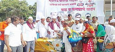 Ashadhi wari 2023 : सणसरकरांकडून वारकर्यांची मनोभावे सेवा