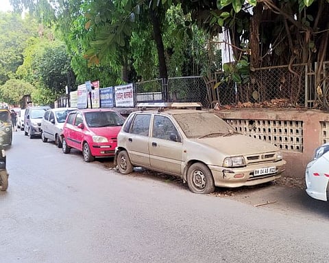 पुणे : धूळ खात पडलेल्या वाहनांचा वाहतुकीला अडथळा