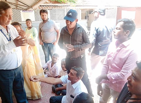 दिव्यांगाचा कार्यालयात सत्याग्रह; हवेली तहसील प्रशासनाची धावपळ