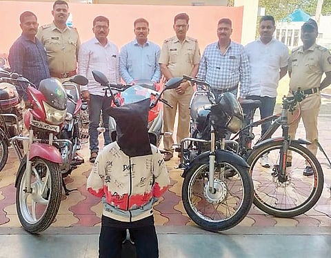 पठ्ठ्याने शोरूममधून चोरून नेली पावणेदोन लाखाची जिक्सर…पण केवळ बारा तासात अडकला पोलिसांच्या जाळ्यात