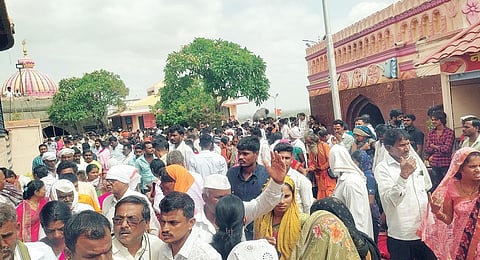 Ashadhi wari : भरभरून पाऊस पडू दे.. रान हिरवेगार होऊ दे ! भाविकांचे नाथांना साकडे
