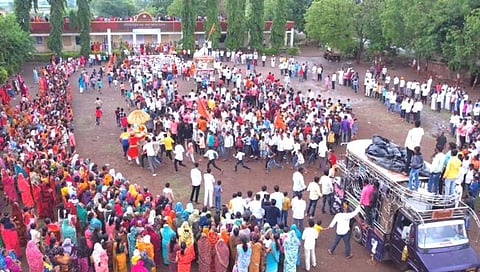 प्रतीपंढरपूर देवरगावला लोटला हजारोंचा जनसागर; विठ्ठल रुक्मिणीचे दर्शन घेत भाविकांनी अनुभवला रिंगण सोहळा