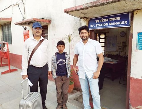 पुणे : मुलगा राहिला महालक्ष्मी एक्स्प्रेसमध्येच ! रेल्वे अधिकार्यांच्या सतर्कतेने झाली कुटुंबीयांशी भेट