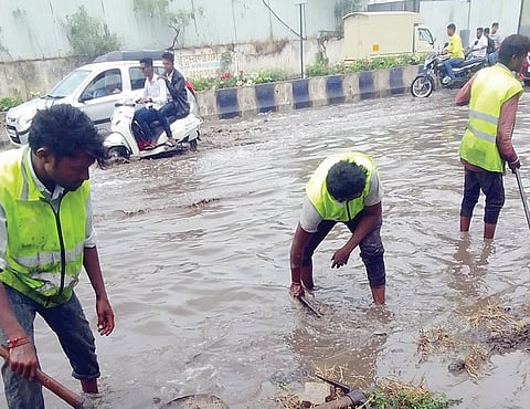 पहिल्याच पावसात तुंबले पाणी ! पुण्यातील रस्त्यांची दुर्दशा