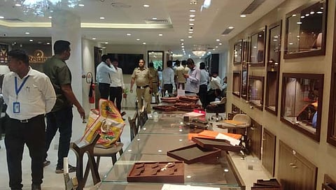 सांगलीत रिलायन्स ज्वेलर्सवर सशस्त्र दरोडा : गोळीबार करत दुकान लुटले, पलायनच्या प्रयत्नात ग्राहक जखमी
