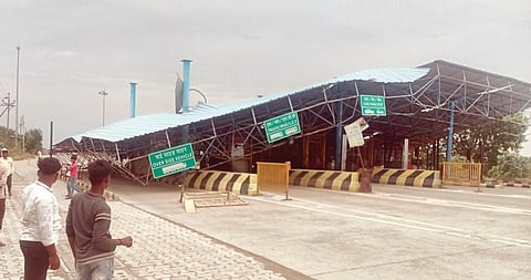 पाथर्डी तालुक्यात वादळी वार्यामुळे कोसळले टोलनाक्याचे शेड; 7 कर्मचारी बालबाल बचावले