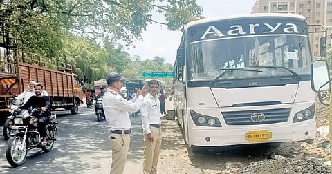 कात्रज : अनधिकृत पार्किंगवर कारवाई; वाहतूक पोलिस ’अॅक्शन मोड’मध्ये