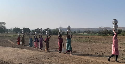 कडूस : ऐन पावसाळ्यात महिलांच्या डोक्यावर हंडा; पावसाने दडी मारल्याचा गंभीर परिणाम