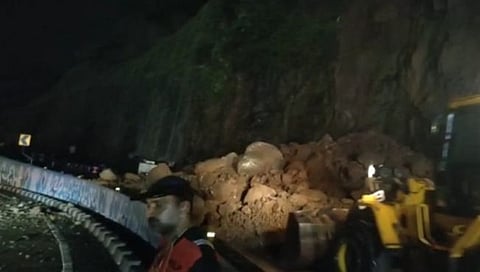 मुंबई-पुणे एक्सप्रेस वे वर दरड कोसळली; माती काढण्याचे काम सुरु