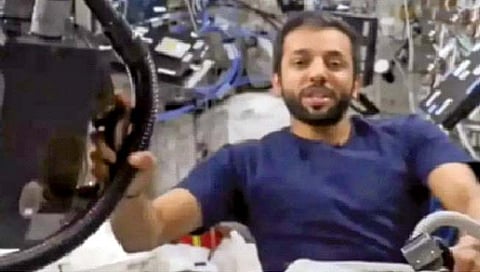 अंतराळात कसे कापतात केस?