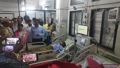 धुळे: पळासनेर अपघातातील जखमींची पालकमंत्र्यांनी केली आस्थेवाईकपणे चौकशी