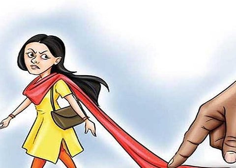 वखवखलेल्या नजरा चुकवत ‘ती’ वावरते!