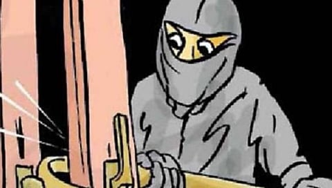 Jalgaon Crime : कंडारी गावातील बंद घरातून चार लाखांचा ऐवज लंपास