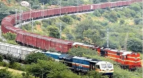 मालगाडीचे इंजिन फेल; पुणे-मुंबईदरम्यानच्या गाड्यांना दीड तास उशीर