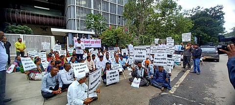 रिंगरोडसाठी भूसंपादन करताना अन्याय ; शेतकऱ्यांचे जिल्हाधिकारी कार्यासमोर धरणे आंदोलन