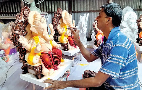 नवी सांगवी : कुंभारवाड्यात गणेशमूर्ती बनविण्याची लगबग