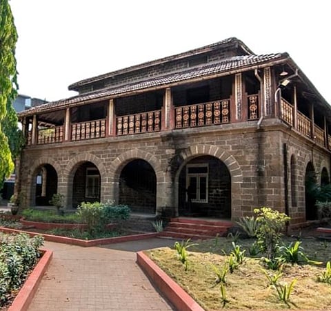 नामदार गोखले यांच्या वारसालाही संस्था वाचविण्यासाठी जावे लागले सरकारकडे !