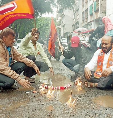पुणे : मनसेने पेटवले खड्डे ; भरपावसात केले खड्डे पेटवा आंदोलन