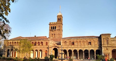 पुणे: राजभवनाच्या सिटींग प्रोटोकॉलचा विद्यापीठ प्रशासनाकडून भंग ! परिक्षा संचालक आणि वित्त व लेखा अधिकारी यांना अपमानजनक वागणूक