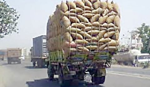 बारामतीत धावताहेत ‘ओव्हरलोड’ वाहने