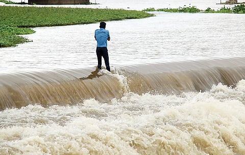 तरुणाईकडून जीवघेणी स्टंटबाजी; पवना बंधार्यावर फोटोसेशन